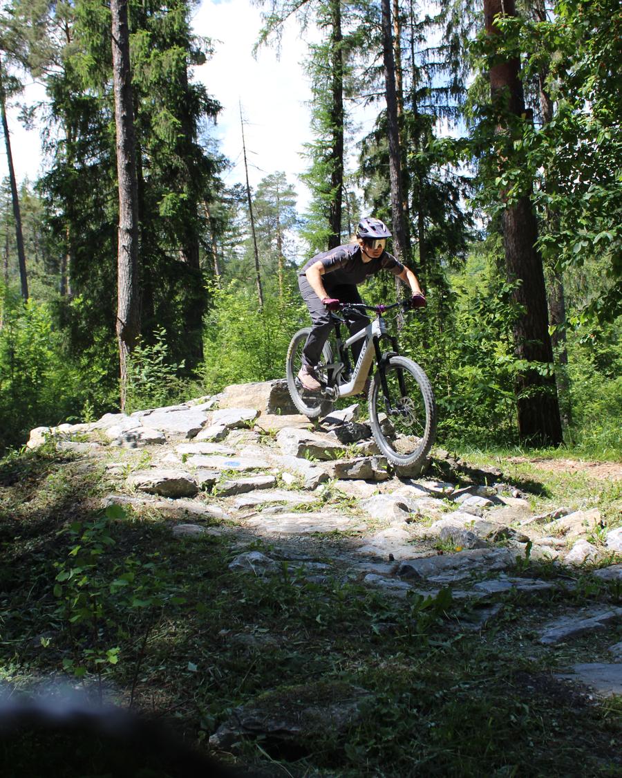 Biker auf einer Steinpassage