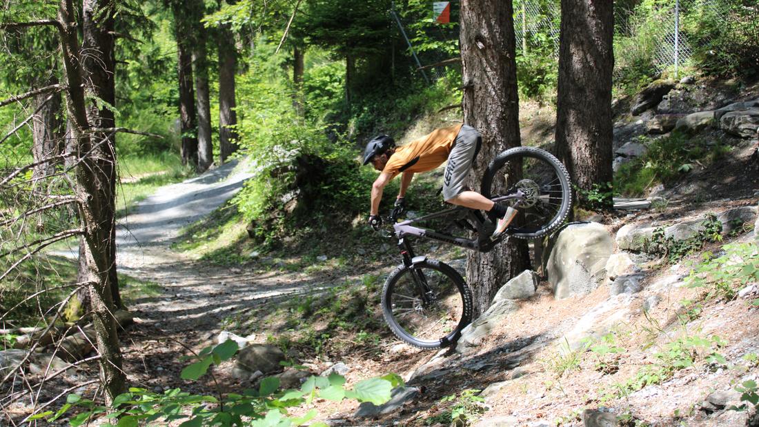 Biker fährt einen Drop über Felsen